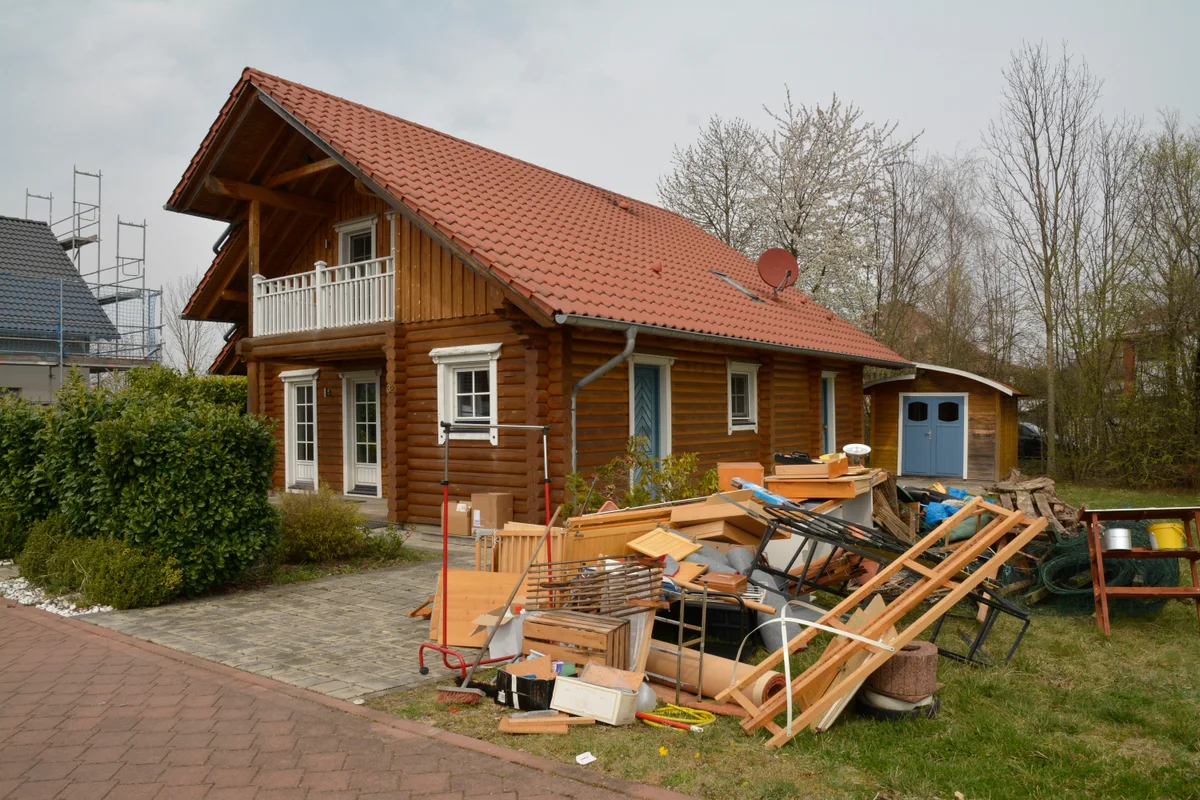 Ein Einfamilienhaus komplett aufgelöst, samt Hof und Grundstück – vorher